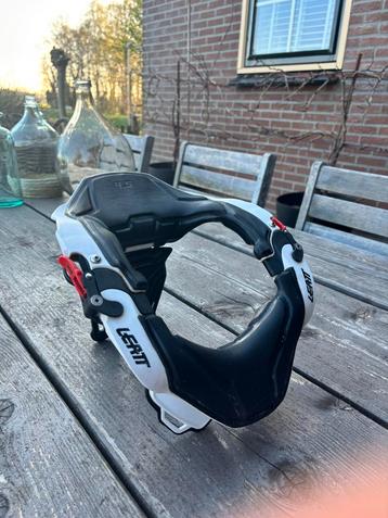Neck brace leatt 4.5 maat m Bijna nieuw beschikbaar voor biedingen