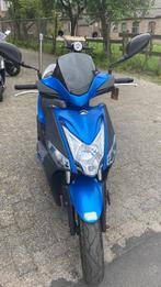 Kymco Agility scooter met windscherm, 2 helmen en topkoffer, Benzine, Maximaal 45 km/u, 50 cc, Agility