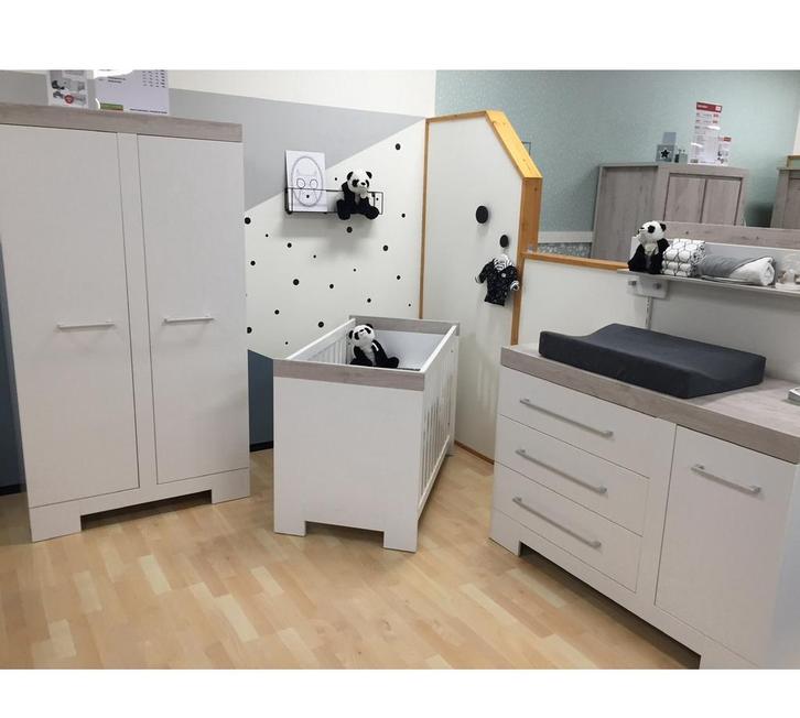 Complete babykamer wit/licht eiken, Kinderen en Baby's, Kinderkamer | Complete kinderkamers, Zo goed als nieuw, Jongetje of Meisje