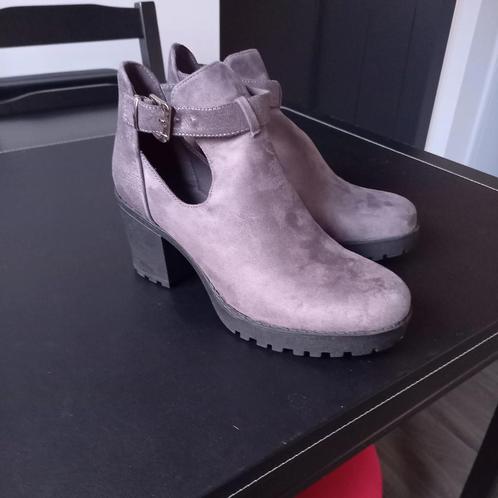 Mooie nieuwe grijze enkellaarsjes maat 38.Prijs 15.-, Kleding | Dames, Schoenen, Nieuw, Lage of Enkellaarzen, Grijs, Ophalen of Verzenden