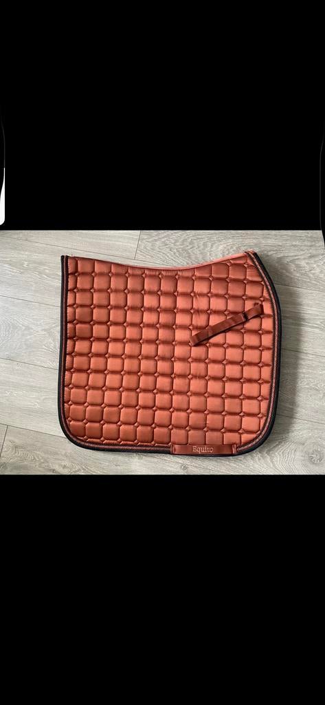 Equito Cinnamon Spice dressuur zadeldekje, Dieren en Toebehoren, Ophalen of Verzenden, Zo goed als nieuw