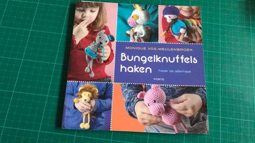 Monique Vos-Meulenbroek - Bungelknuffels haken, Boeken, Hobby en Vrije tijd, Zo goed als nieuw, Breien en Haken, Ophalen of Verzenden