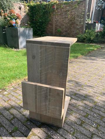 Bijzettafel en krantenbak beschikbaar voor biedingen