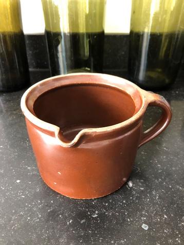 Antiek aardewerk pot met schenk tuit beschikbaar voor biedingen