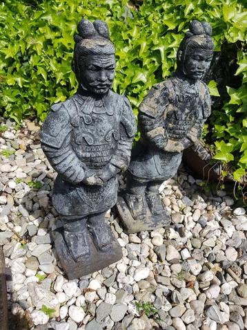 2 ridders van beton.Tuinbeelden