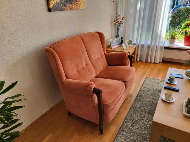 Vintage 2-zits bank in goede staat, Huis en Inrichting, Banken | Complete zithoeken, Gebruikt, Hout, Stof, Ophalen