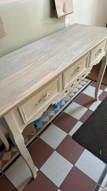Mooi gang Tafel beschikbaar voor biedingen