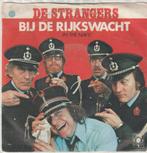 De Strangers Bij de Rijkswacht vinyl single, Nederlandstalig, Ophalen of Verzenden, Zo goed als nieuw, Single