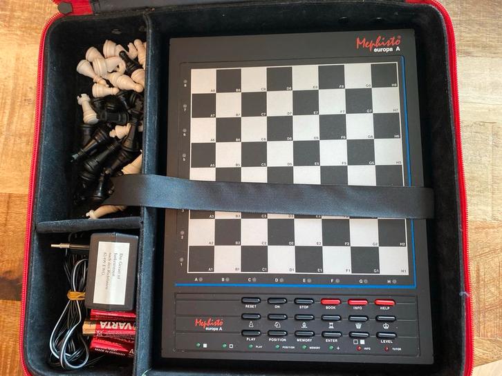 Mephisto Europa A Schaakcomputer (1990) Compleet, Hobby en Vrije tijd, Gezelschapsspellen | Bordspellen, Gebruikt, Een of twee spelers
