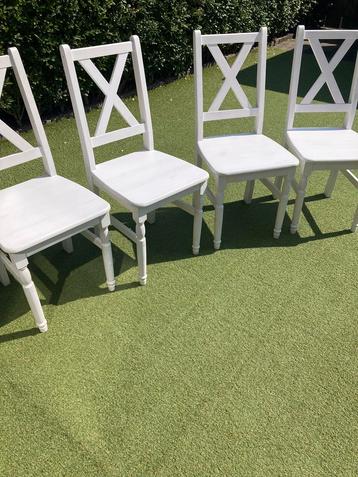 4 witte eetkamerstoelen, eventueel met  grijze kussentjes beschikbaar voor biedingen