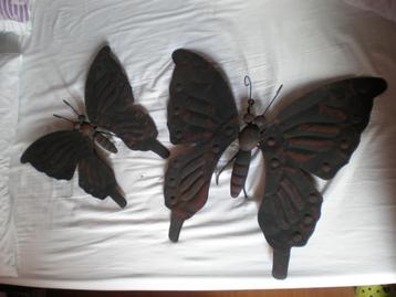 2 zwart/roestkleur ijzeren vlinders wandhanger.  beschikbaar voor biedingen