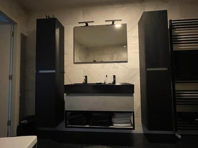 2 badkamerkasten (links- en rechtsdraaiend), Huis en Inrichting, Badkamer | Badkamermeubels, Gebruikt, (Half)hoge kast, 150 tot 200 cm