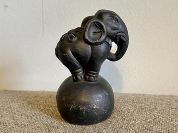 Beeldje Olifant op bol beschikbaar voor biedingen