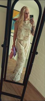 Mooi pak met gouden details, Kleding | Dames, Maat 38/40 (M), Beige, Nieuw, Ophalen of Verzenden