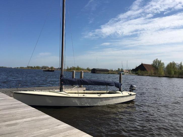 Polyvalk zeilboot incl 4pk buitenboordmotor, Watersport en Boten, Open zeilboten, Gebruikt, Polyvalk, 3 tot 6 meter, Polyester