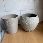 2x grey medium plant pots, Ophalen, Overige materialen, Rond, Zo goed als nieuw