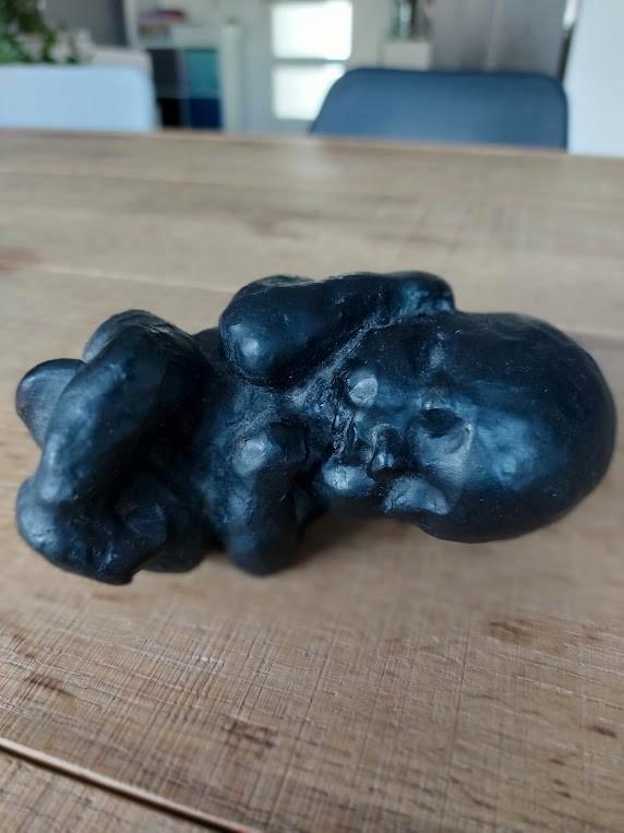 Zwaar beeldje van slapende baby, zwart grof geboetseerd, Verzamelen, Beelden en Beeldjes, Zo goed als nieuw, Mens, Ophalen of Verzenden