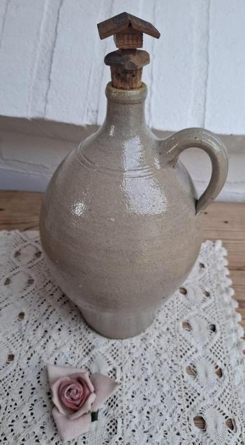 Oude Franse gres kruik met kurk met huisje beschikbaar voor biedingen