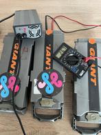 3 accu's + 1 oplader Giant 26 v, Fietsen en Brommers, Fietsaccessoires | Fietsaccu's, Ophalen, Gebruikt