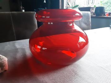 Rode glazen vaas - Maria Vinka Design beschikbaar voor biedingen