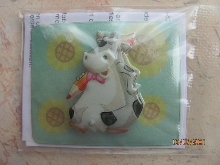 NIEUW in verpakking 1 x 3D Sticker KOE kunststof reliëf 4 cm, Hobby en Vrije tijd, Stickers en Plaatjes, Nieuw, Sticker, Ophalen of Verzenden