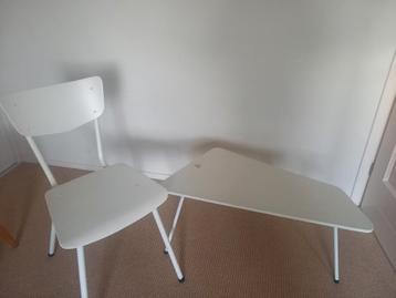 vintage bijzettafel en stoel ( mid  sentury)  beschikbaar voor biedingen