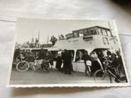 Enkhuizen Oude foto van een veerboot  en fietsen urk, Gebruikt, Foto, Ophalen of Verzenden, Voor 1940