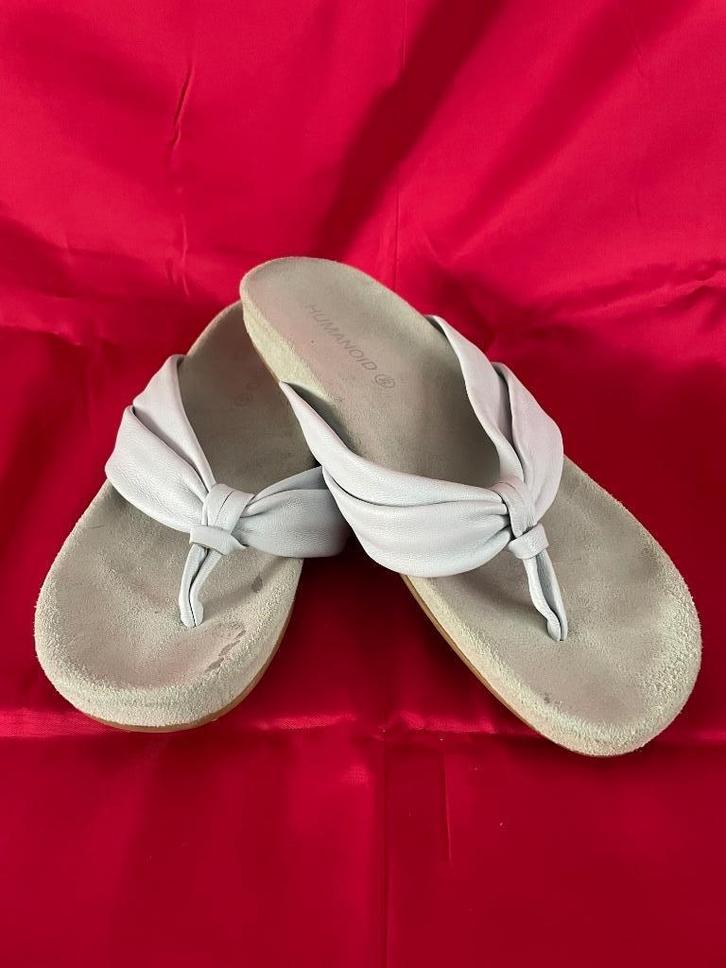 Humanoid teenslippers – grijs suède/leer – maat 39, Kleding | Dames, Schoenen, Gedragen, Slippers, Grijs, Ophalen of Verzenden