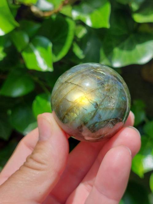 Labradoriet bol 4 cm, Verzamelen, Mineralen en Fossielen, Mineraal, Ophalen of Verzenden