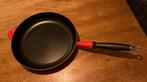 Le Creuset koekenpan kersenrood, Ophalen of Verzenden, Zo goed als nieuw, Gietijzer, Koekenpan of Braadpan