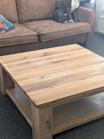 Massief eikenhouten tafel 1x1x0,40 meter beschikbaar voor biedingen