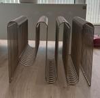 AYTM Curva tijdschriftenrek chroom, Huis en Inrichting, Woonaccessoires | Krantenbakken en Lectuurbakken, Ophalen, Zo goed als nieuw