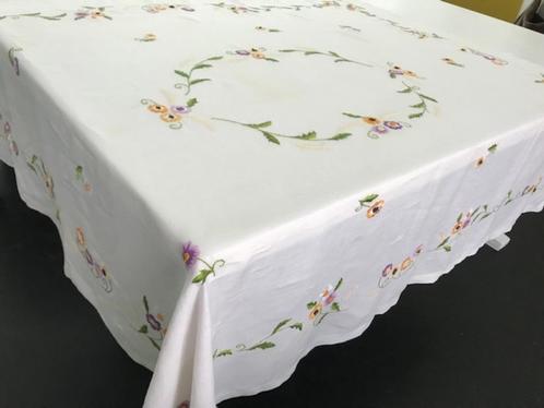 Prachtig geborduurd tafelkleed, Antiek en Kunst, Antiek | Kleden en Textiel, Ophalen of Verzenden