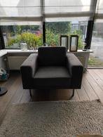 brede lounge stoel, kleur grijs.  105cm breed, 90cm diep, Huis en Inrichting, Fauteuils, Ophalen, Gebruikt, Hout