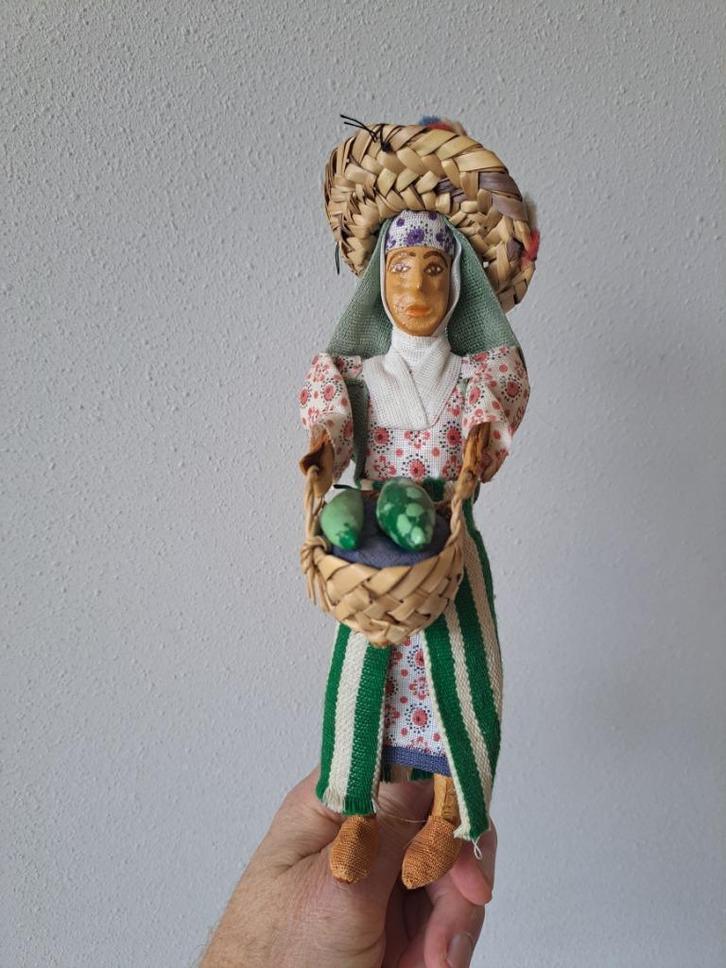 Straatverkoper pop in klederdracht van stof 6x10x27cm, Verzamelen, Beelden en Beeldjes, Gebruikt, Mens, Ophalen of Verzenden