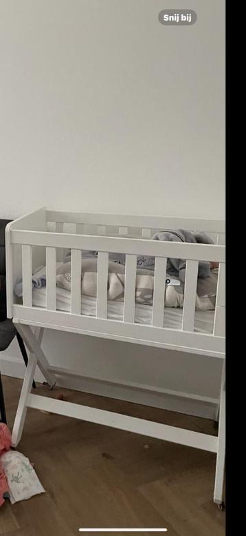 Wiegje met wieltjes met matras  beschikbaar voor biedingen