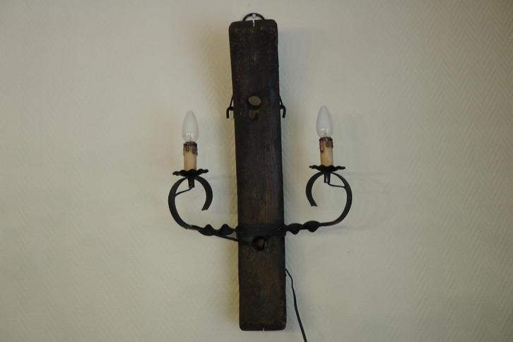 Sfeervolle wandlamp van deel wagenwiel & metaal met 2 lampen, Huis en Inrichting, Lampen | Wandlampen, Gebruikt, Metaal, Overige materialen