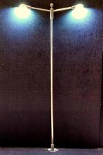 90911 Moderne dubbele LED straatlantaarn 1:100 / 1:87, Hobby en Vrije tijd, Modeltreinen | H0, Overige merken, Gelijkstroom, Overige typen