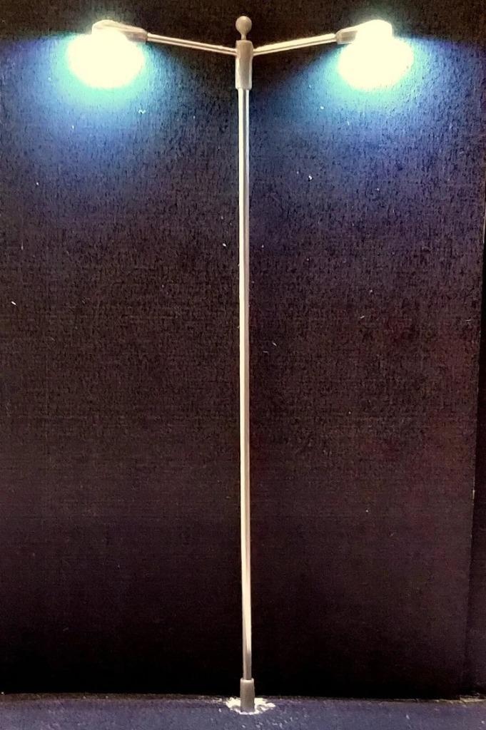 90911 Moderne dubbele LED straatlantaarn 1:100 / 1:87, Hobby en Vrije tijd, Modeltreinen | H0, Nieuw, Overige typen, Gelijkstroom