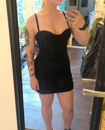 Zwart kort jurkje beschikbaar voor biedingen