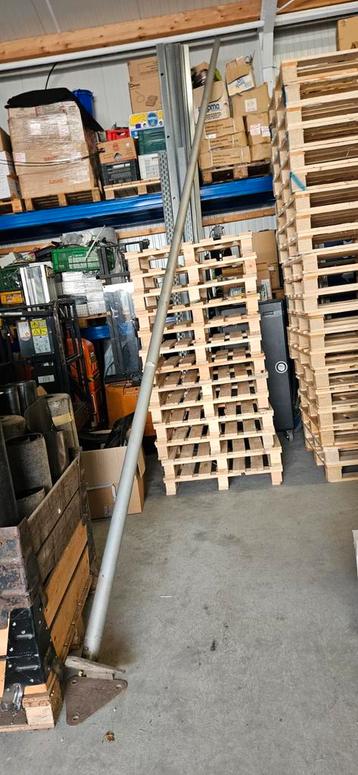 Aluminium Vlaggenmast met degelijke kantelvoet ,meer dan 6 m beschikbaar voor biedingen