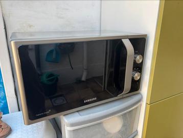 Kleine Magnetron: Samsung, 23L, 800Watt, Werkt Goed beschikbaar voor biedingen
