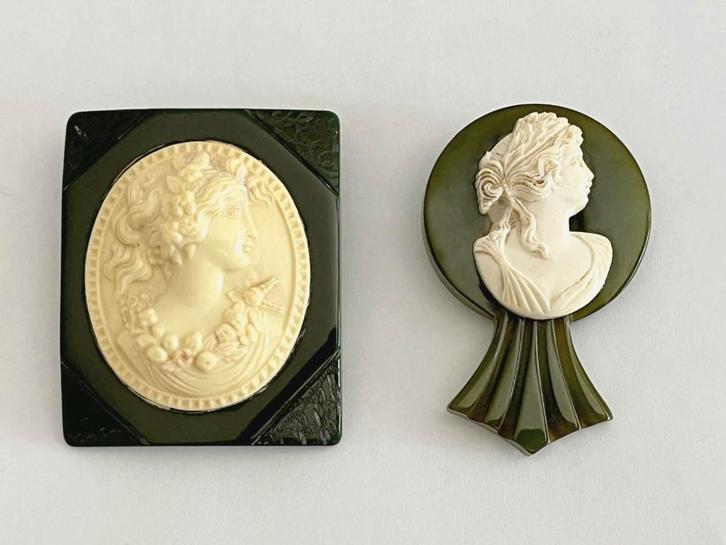 2 Jaren '30 Camee Spelden in Groen Bakeliet - Catalin, Sieraden, Tassen en Uiterlijk, Antieke sieraden, Broche, Overige materialen