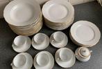 Een klassieke witte servies, Ophalen