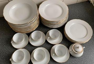 Een klassieke witte servies beschikbaar voor biedingen
