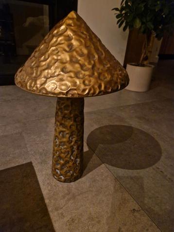 Gouden paddenstoel beschikbaar voor biedingen