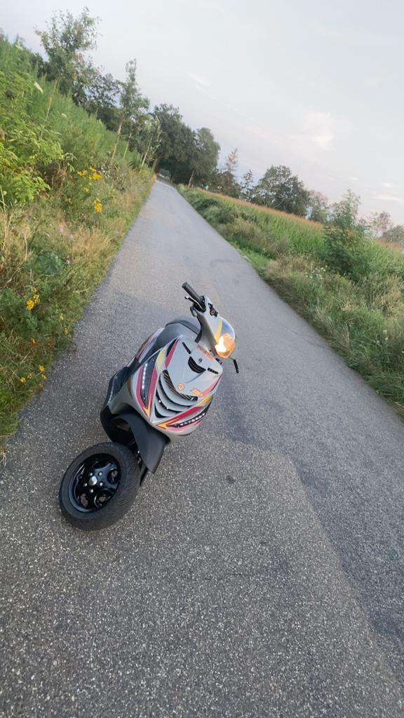 Zip h2o 70cc hoogtoerig, Fietsen en Brommers, Scooters | Piaggio, Zo goed als nieuw, Zip, Maximaal 45 km/u, Benzine, Ophalen of Verzenden