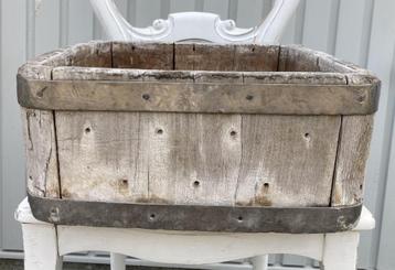 Grote brocante kaasmal / vierkant beschikbaar voor biedingen