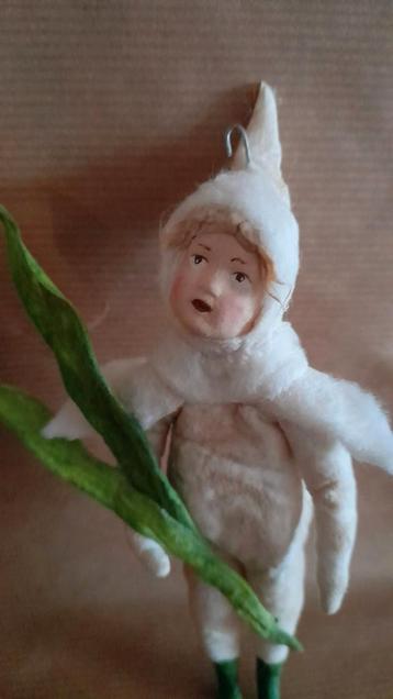 Prachtig brocante wattenpopje elfje met groene blaadjes beschikbaar voor biedingen