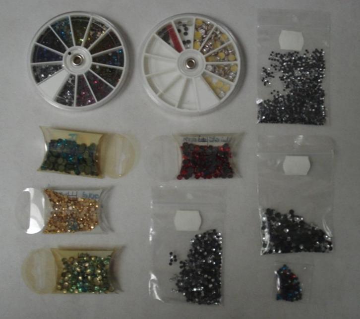 Hoeveelheid nwe hotfix strass steentjes in diverse kleuren, Hobby en Vrije tijd, Kledingapplicaties en Hotfix, Nieuw, Hotfix steentjes